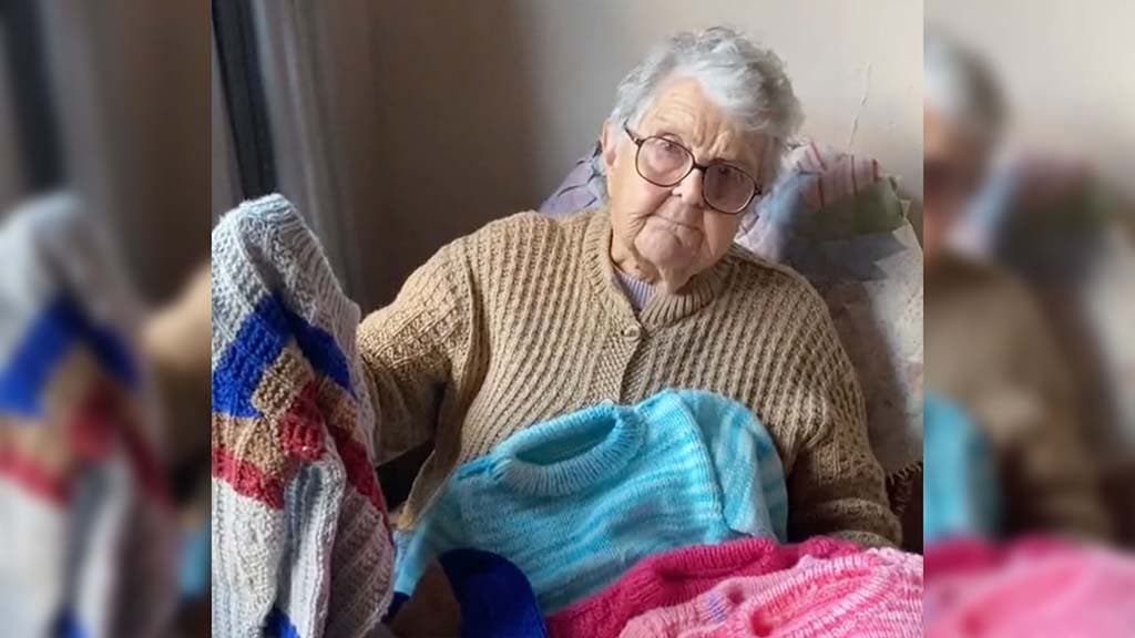 La grand-mère en train de tricoter