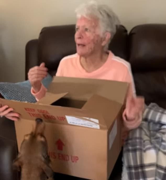La grand-mère ouvre le cadeau