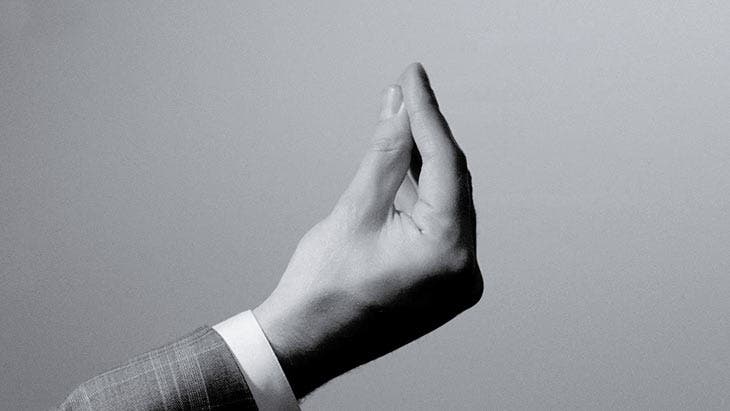 La main aux doigts joints et pointés vers le haut est un geste qu’on attribue généralement à la culture italienne – source : spm