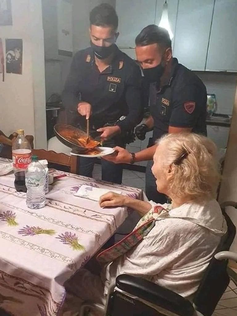 La mamie est nourrie par les policiers