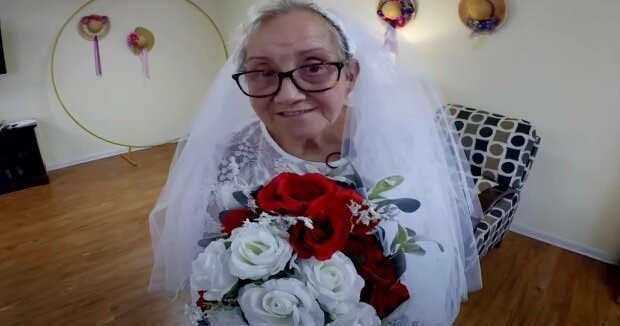 La mariée de 77 ans dans sa robe blanche