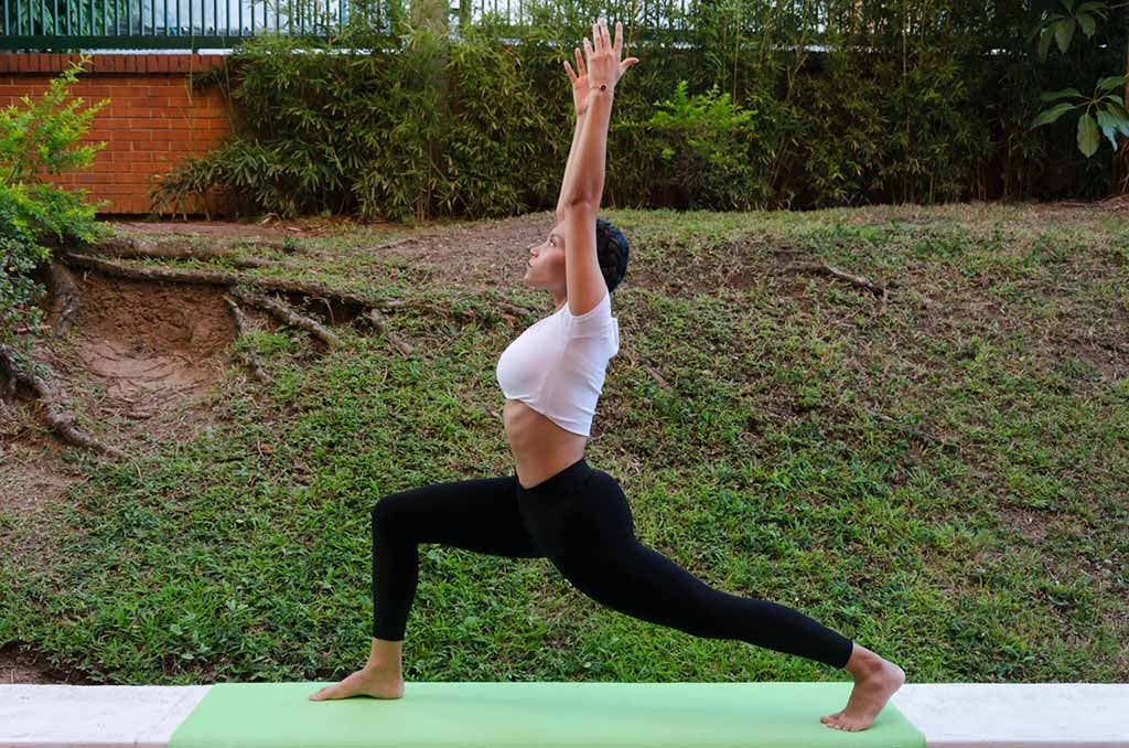 La pose équestre (Ashwa Sanchalanasana)