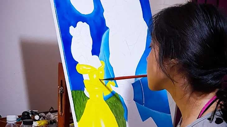 L’artiste Celeste Moya dessine avec sa bouche