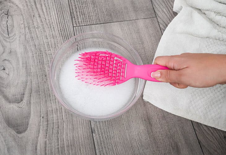 Laver la brosse avec de l’eau savonneuse