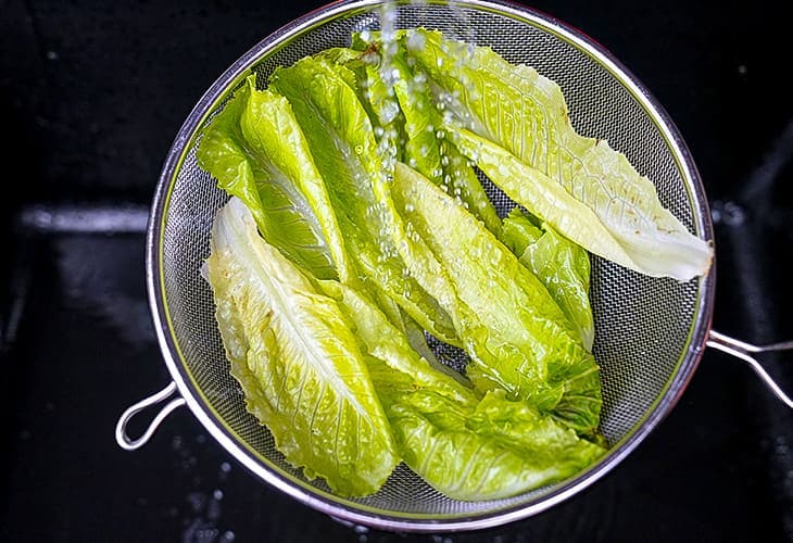 Laver la salade dans l’évier de la cuisine