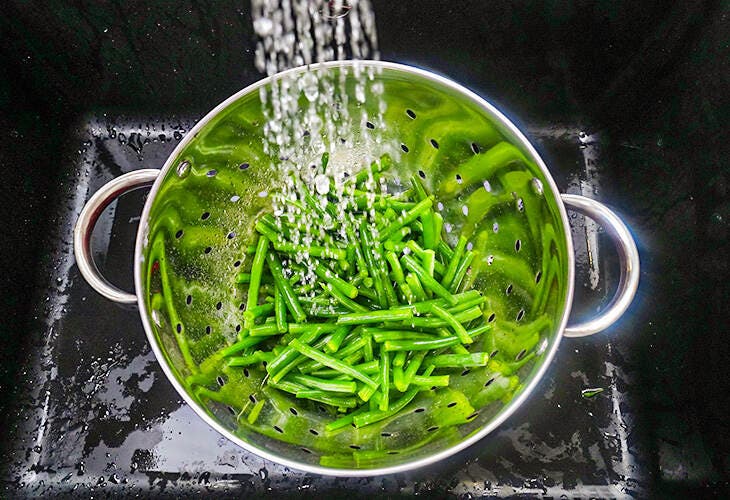 Laver les haricots verts sous l’eau froide