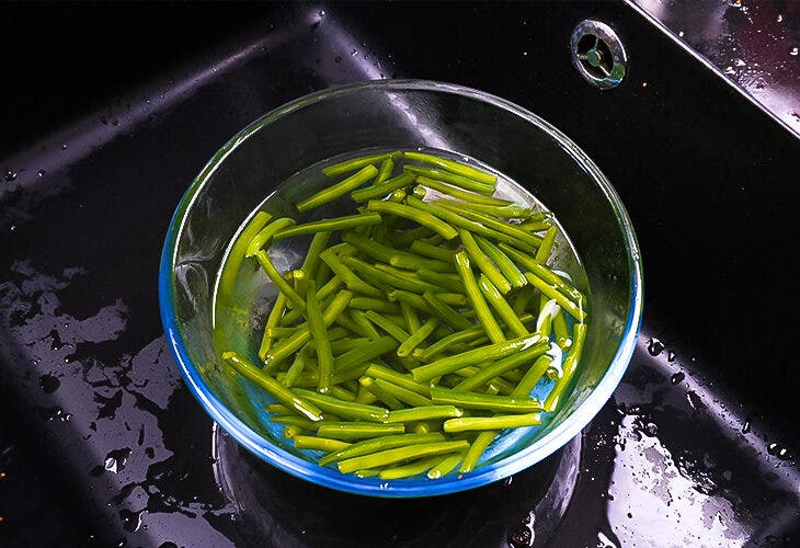 Laver les haricots verts1