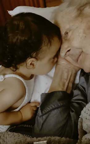 Le baiser de la petite fille sur le nez de son arrière grand-père