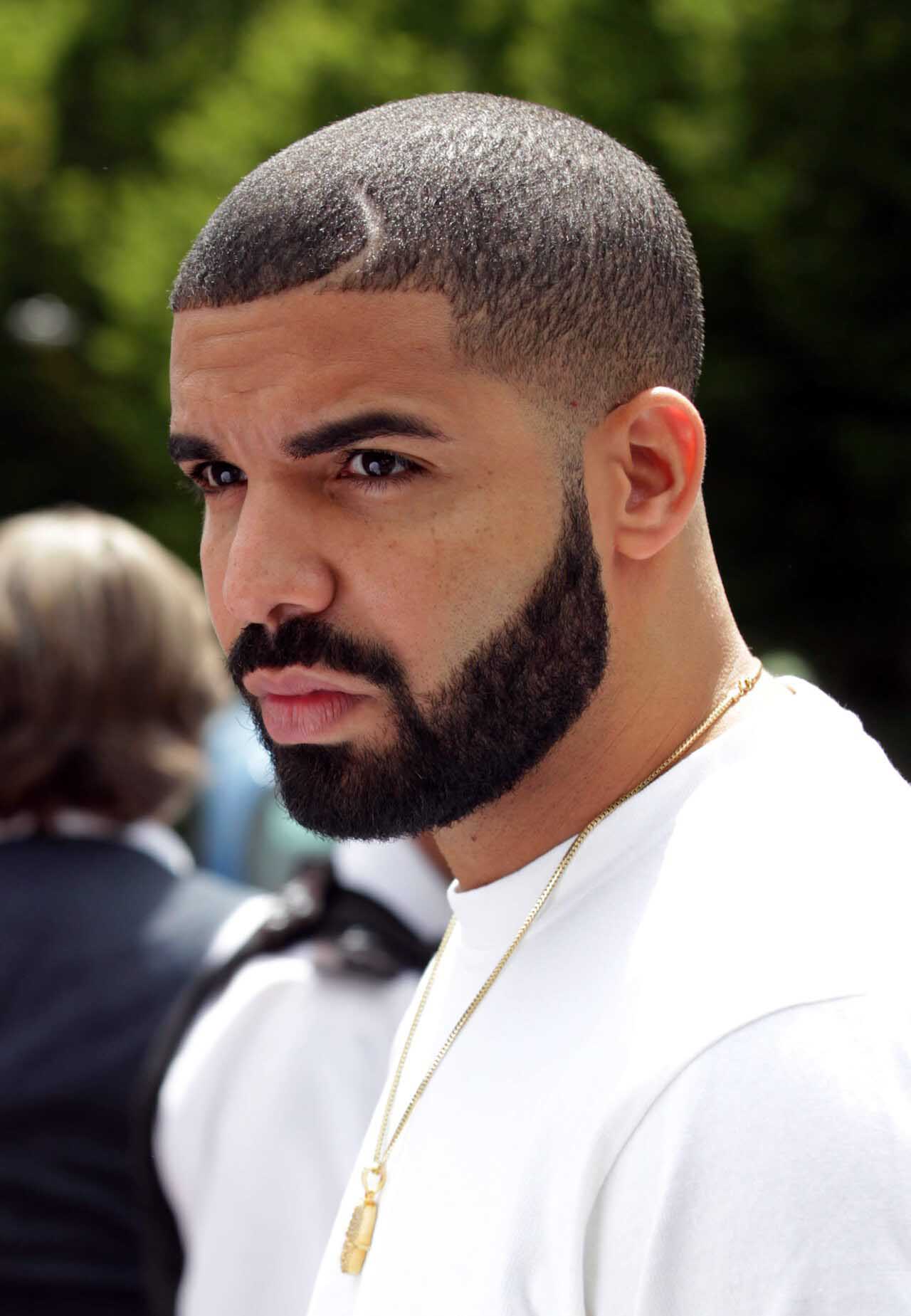 Le chanteur Drake arborant la coupe Buzz Cut
