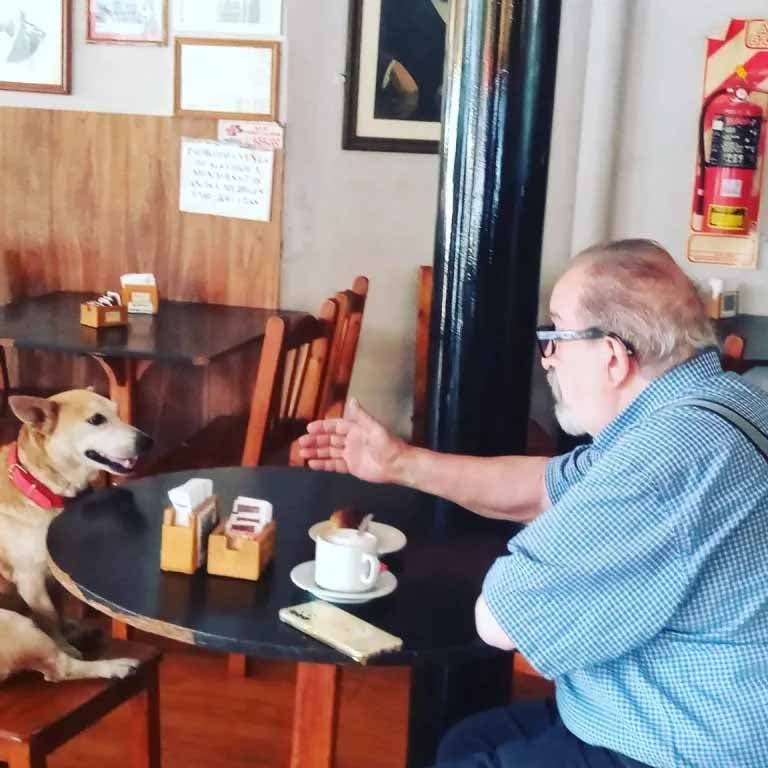 Le chien Corchito assis avec un client