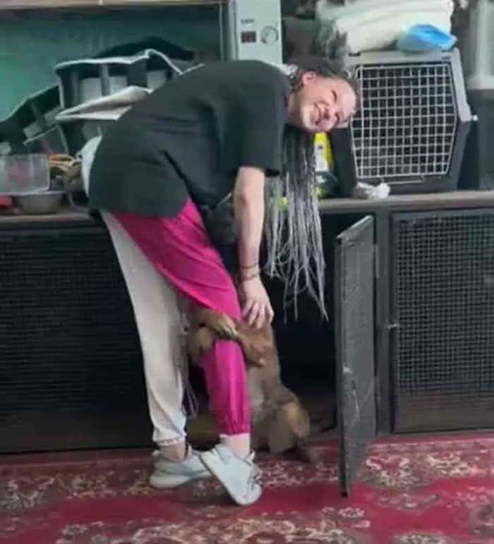Le chien serre la jambe de sa propriétaire