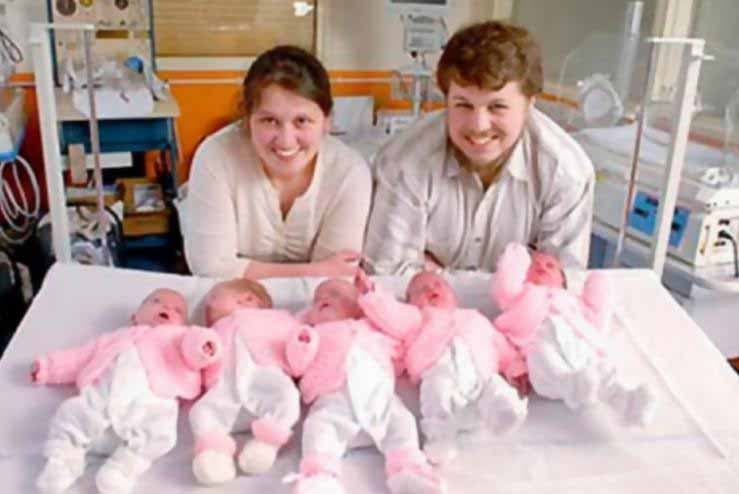 Le couple avec ses 5 petites filles à l'hôpital juste après l’accouchement