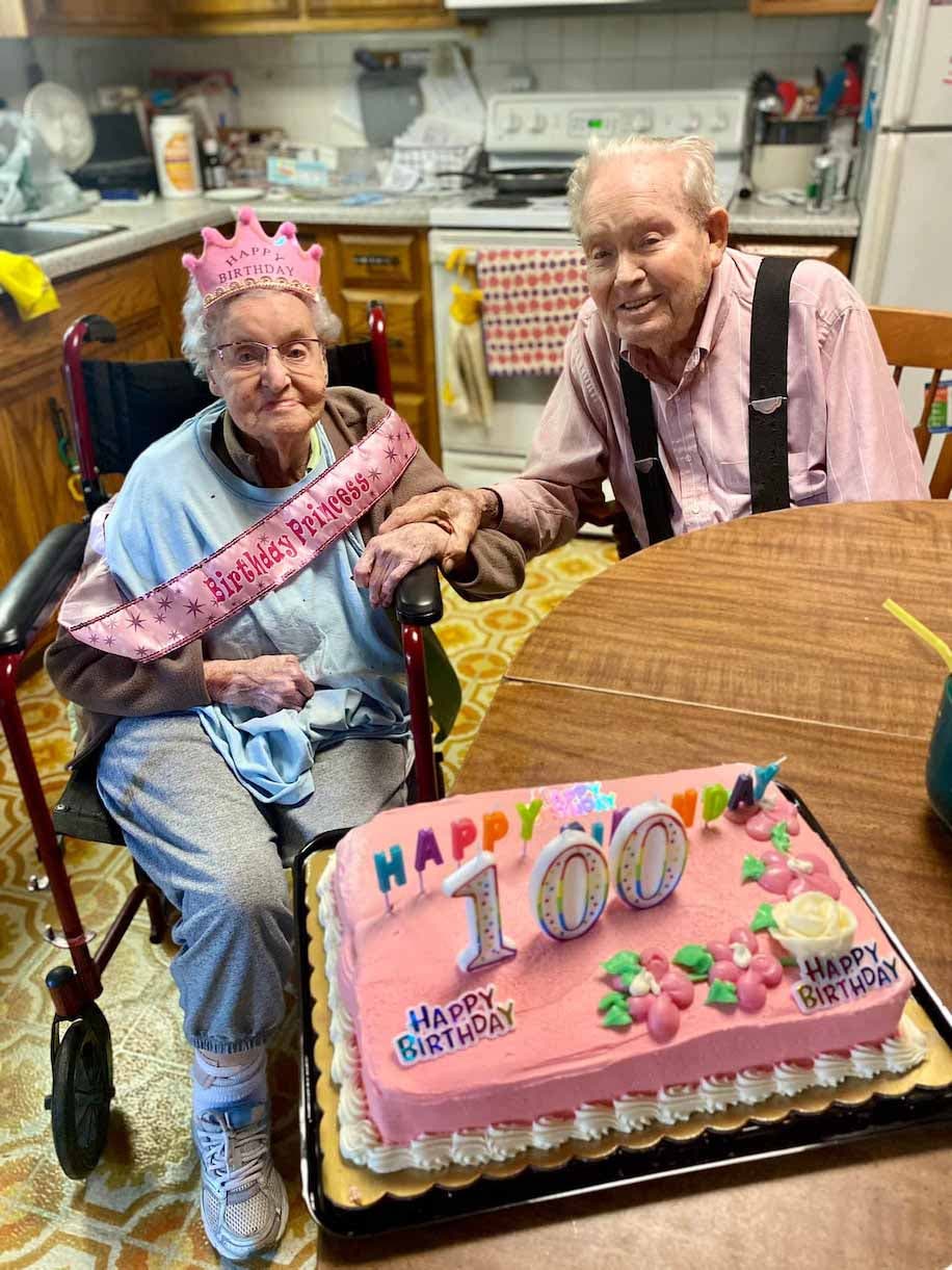 Le couple célébrant leur 100 ème anniversaire