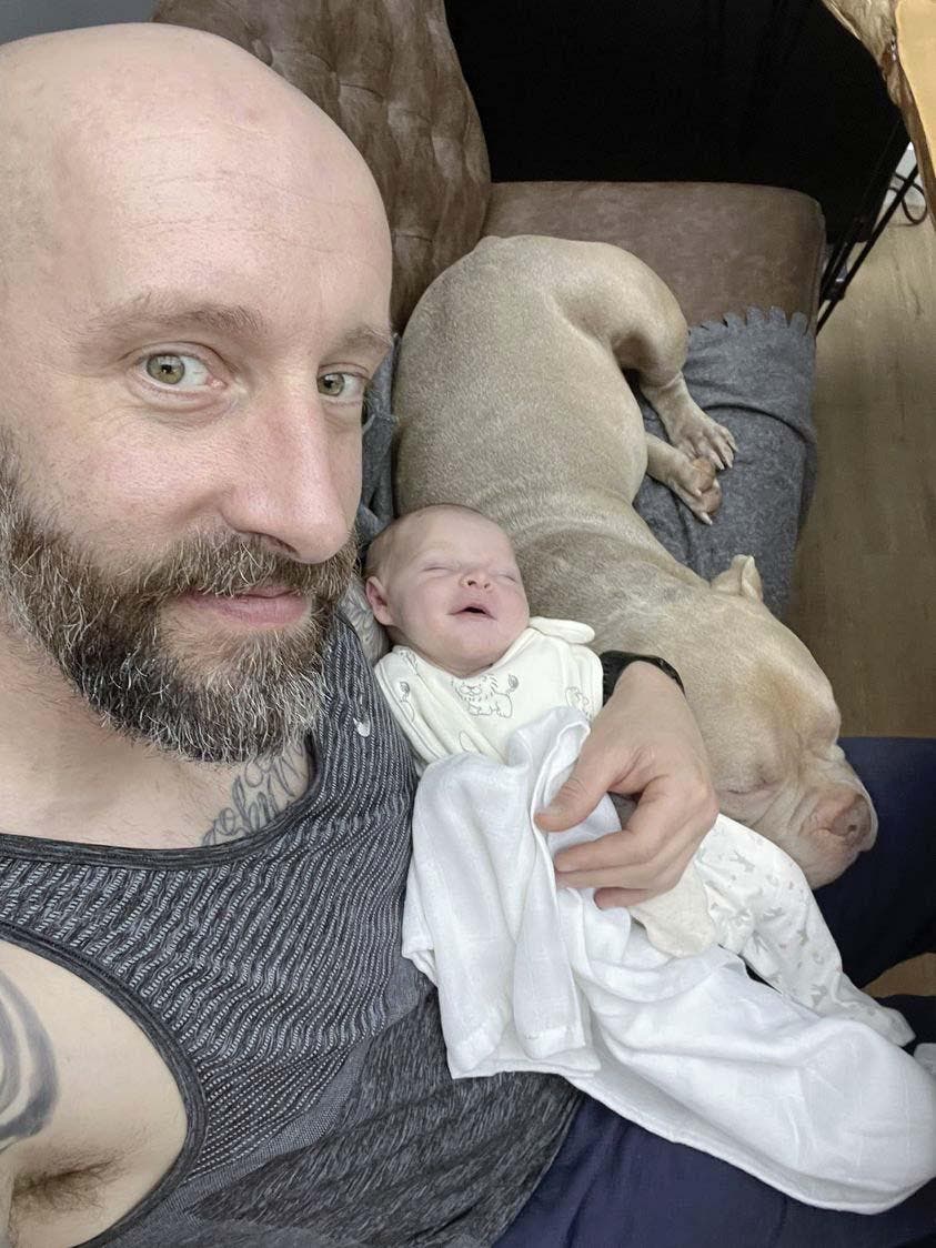 Le papa avec sa fille et son chien