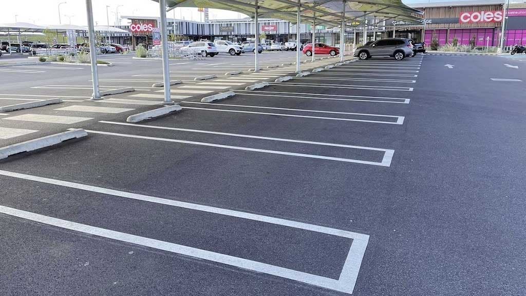 Le parking où les places sont bien dessinées