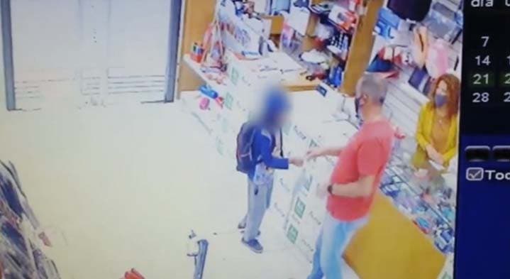 Le petit garçon et Mauricio, son bienfaiteur, aperçus par la caméra de surveillance du magasin