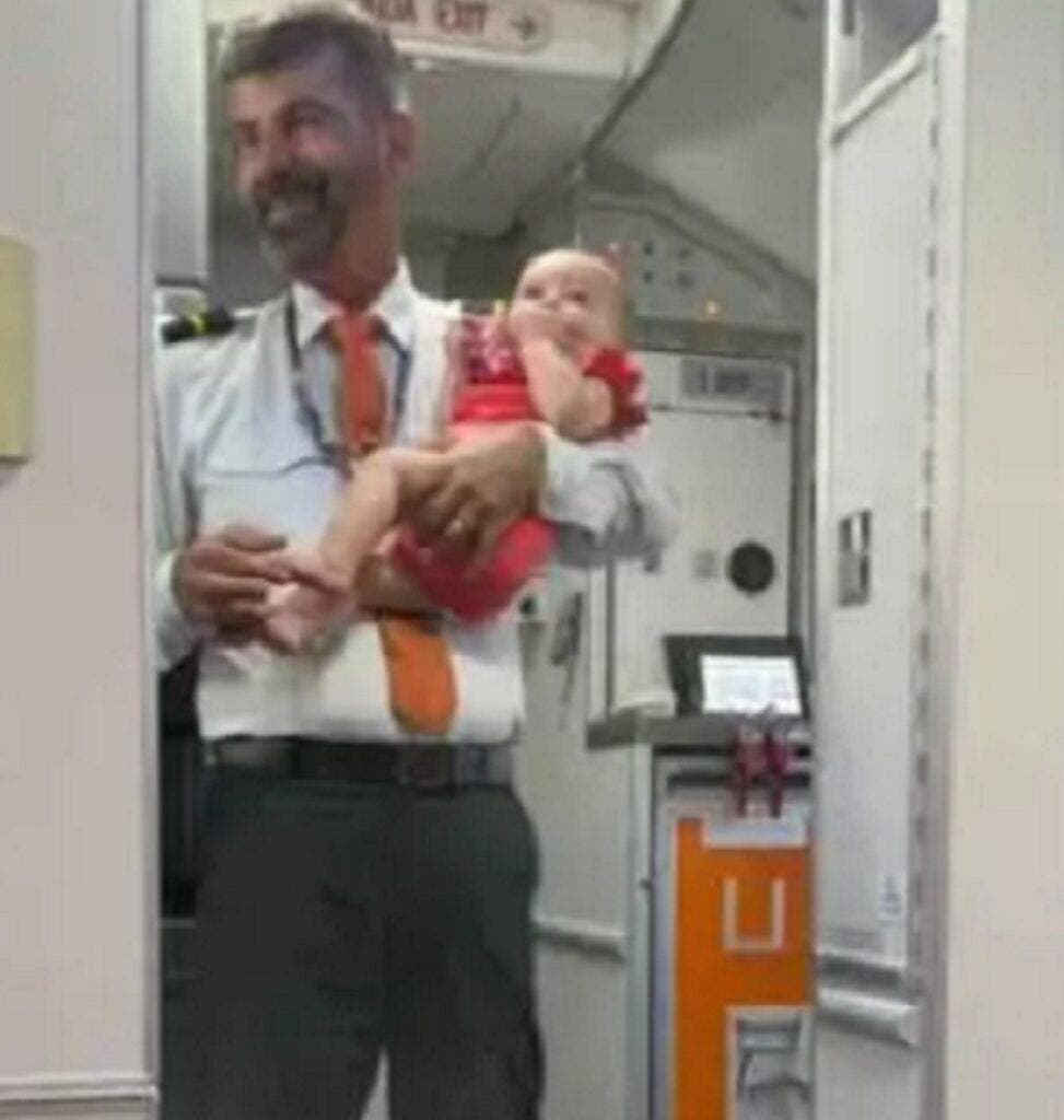 Le steward tient le bébé