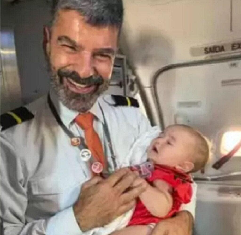 Le steward tient le bébé1