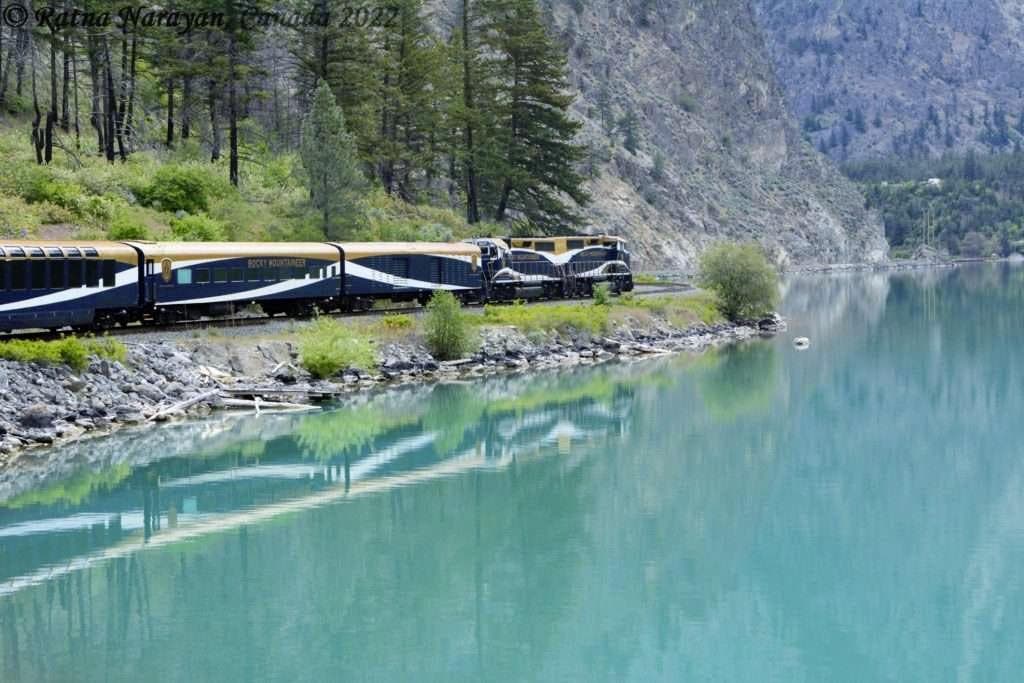 Le train au bord du lac cristallin