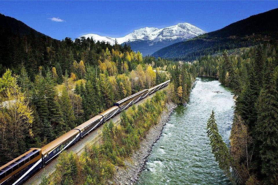 Le train entre les montagnes rocheuses et la nature