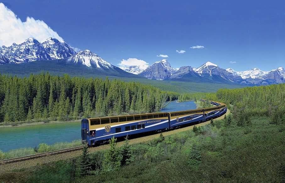 Le train passant par la nature et les montagnes