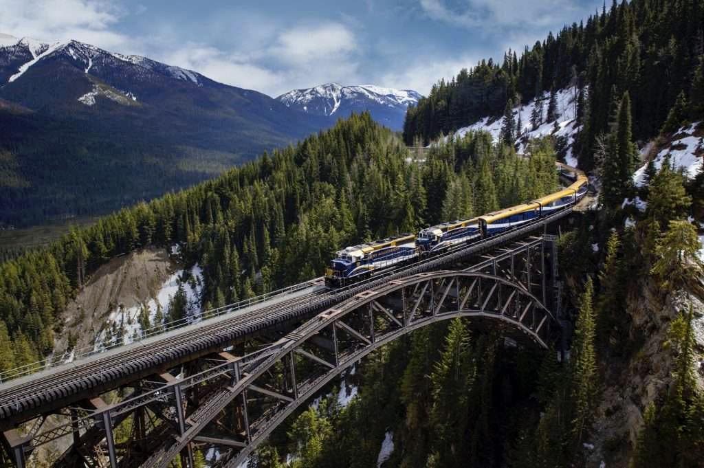 Le train passant par un pont