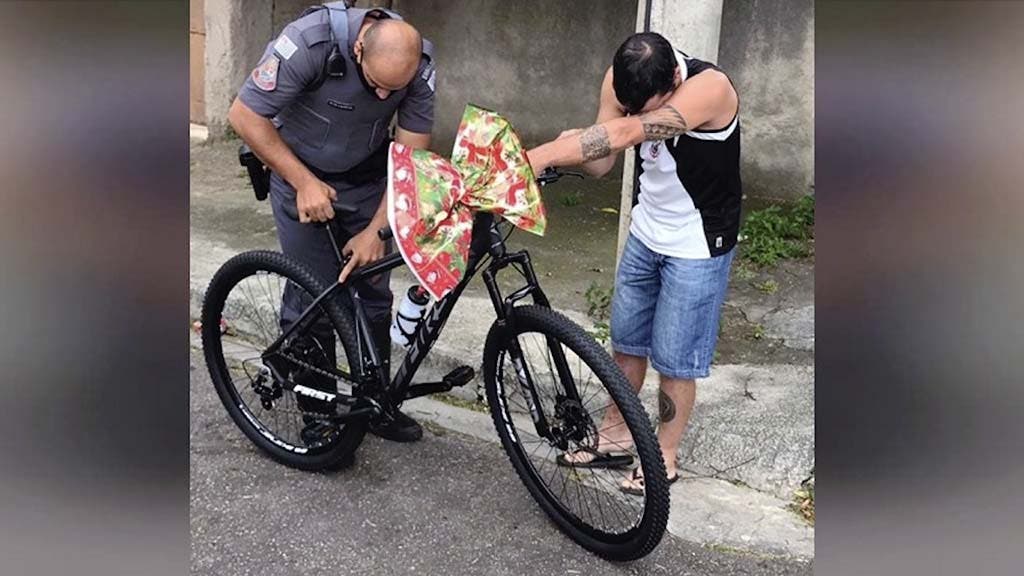 Le vélo offert par les policiers au livreur