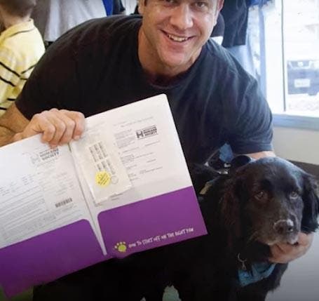 Lee Asher sauve un chien