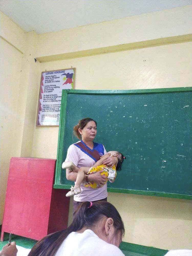 L’enseignante porte l’enfant de son élève1