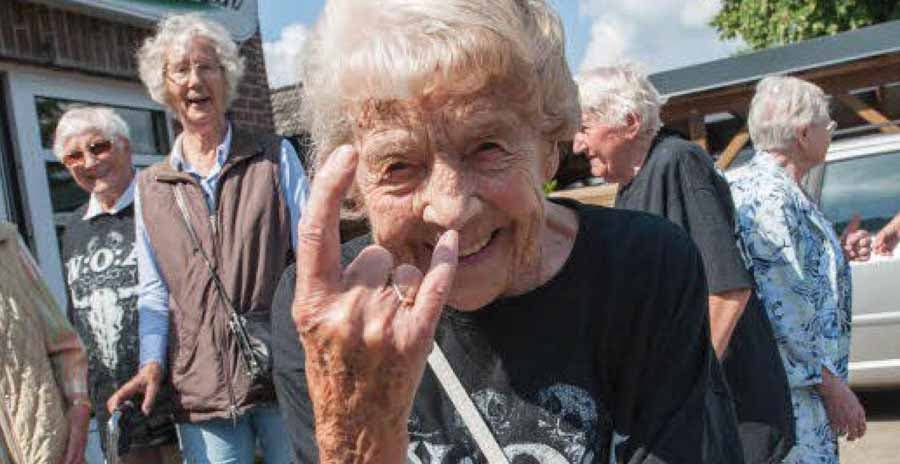 Les deux personnes âgés au concert