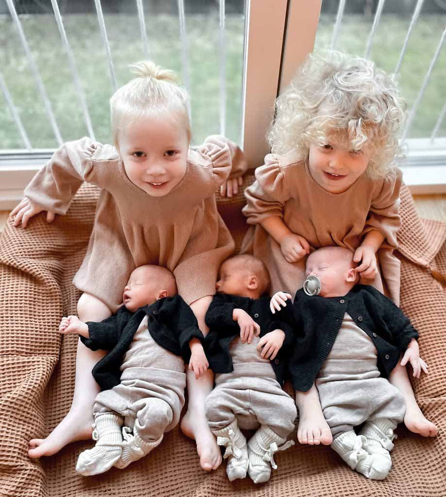 Les-jumelles-de-Michella-avec-les-triplets