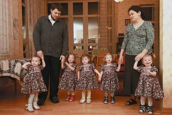 Les parents avec leurs fillettes toutes portant la même robe