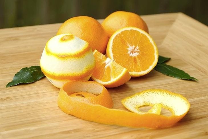 Des écorces d'orange sur une table