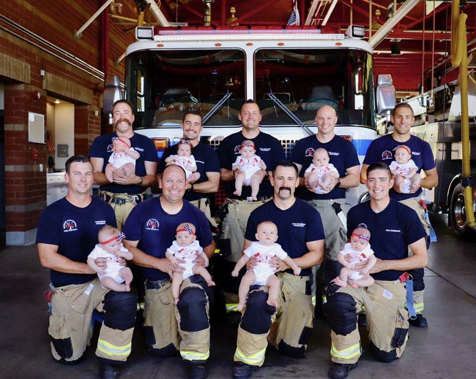 Les pompiers tenant leur bébés