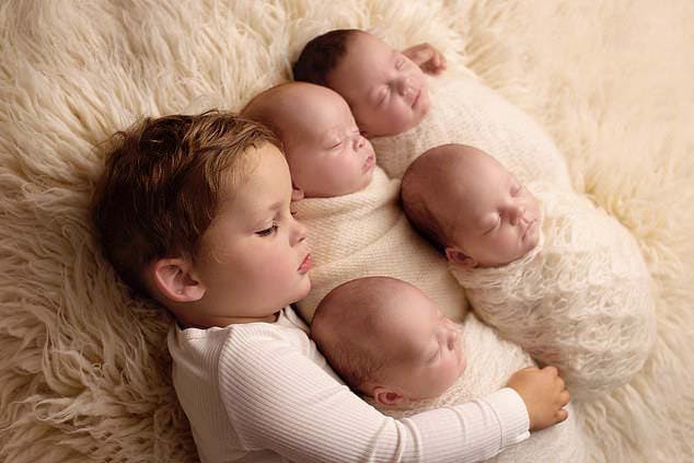 Les quatre bébés avec leur grand frère