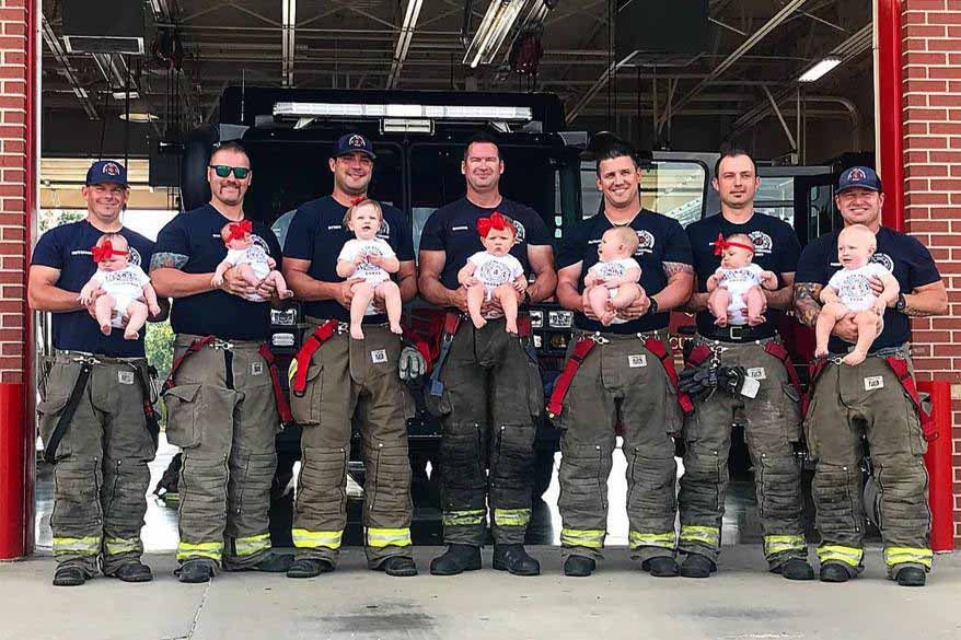Les sept pompiers avec leurs bébés dans les bras