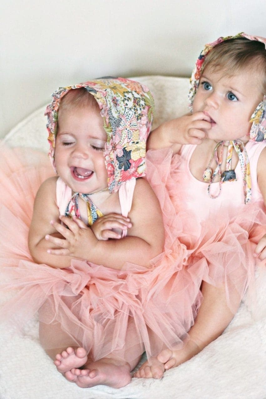 Les sœurs enceintes posent dans de belles robes