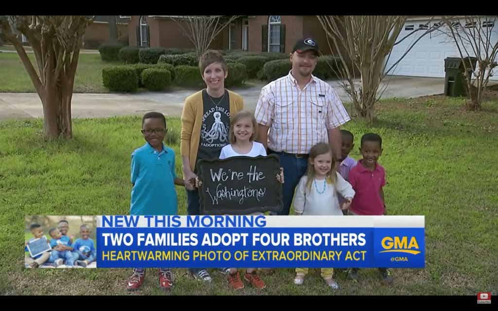Les trois frères adoptés avec leur famille