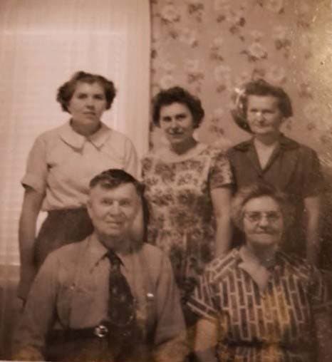 Les trois sœurs avec leurs parents pendant les années 40