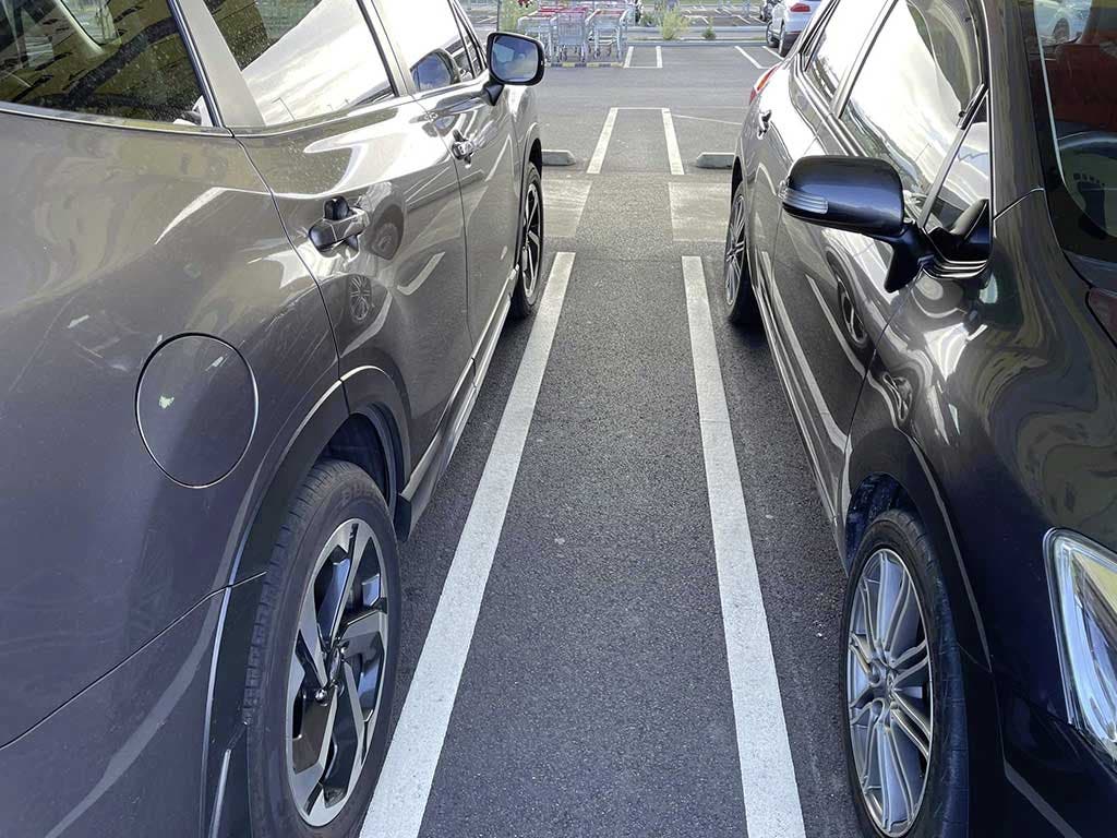 L’espace qui coupe entre deux voitures