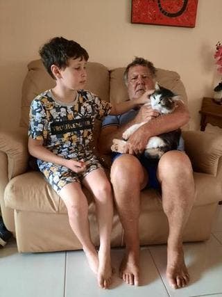 Liam et John sur le fauteuil avec le chat