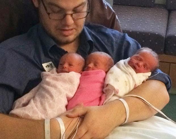 Logan enlaçant ses trois bébés