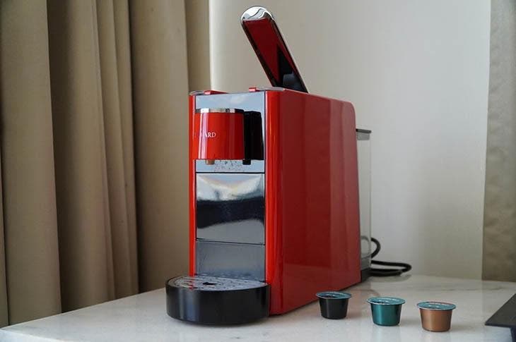 Machine à café dans la chambre d'hôtel 