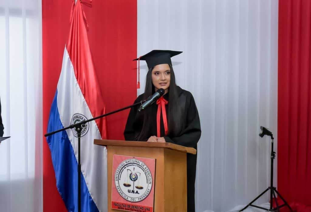 Magali Giménez Bogarín a reçu son diplôme