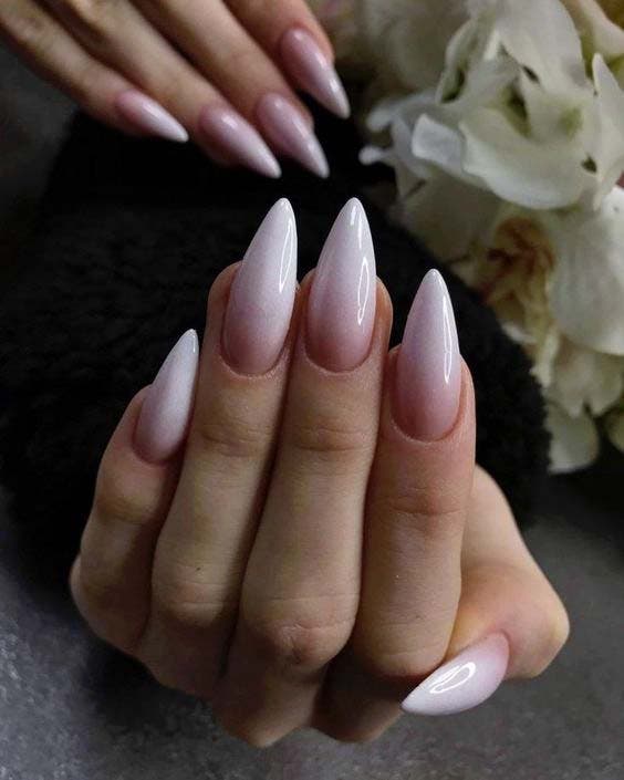 Manucure baby boomer sur ongles stiletto