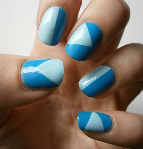 Manucure bleu avec des motifs géométriques