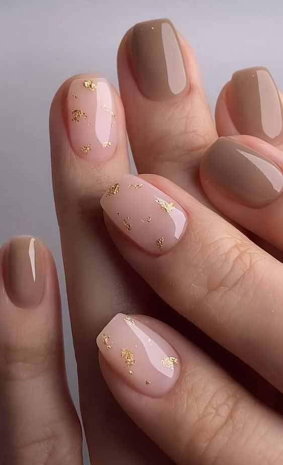 Manucure nude sur ongles courts en acrylique