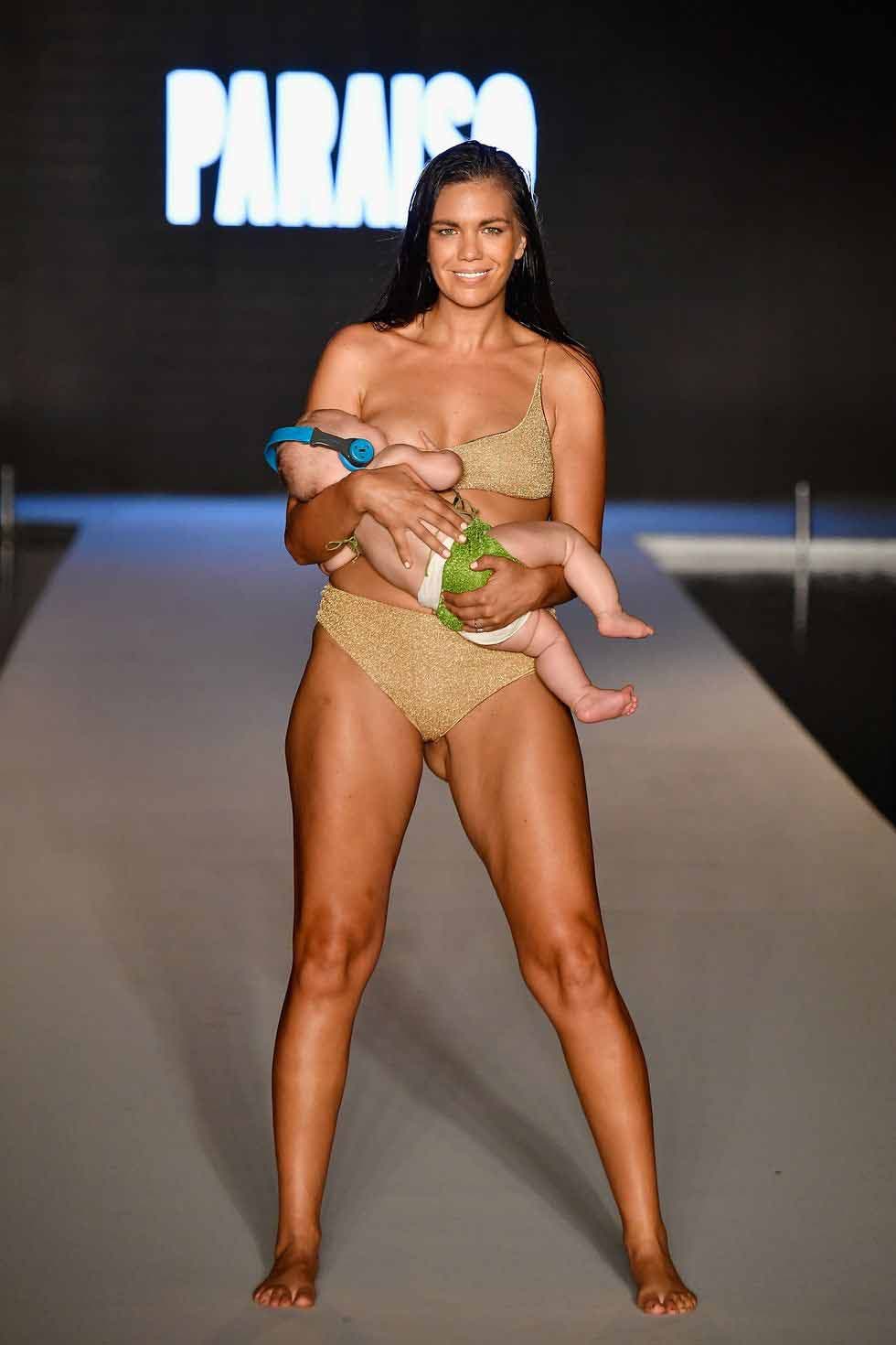 Mara Matin allaite son bébé sur le podium