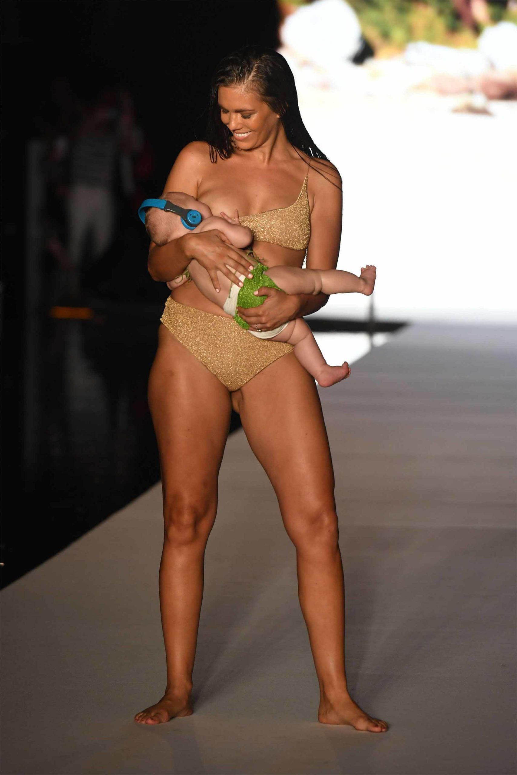 Mara Matin allaite son bébé sur le podium