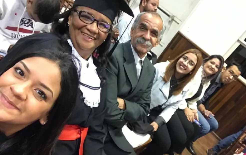 Marina et sa famille lors de la réception des diplômes